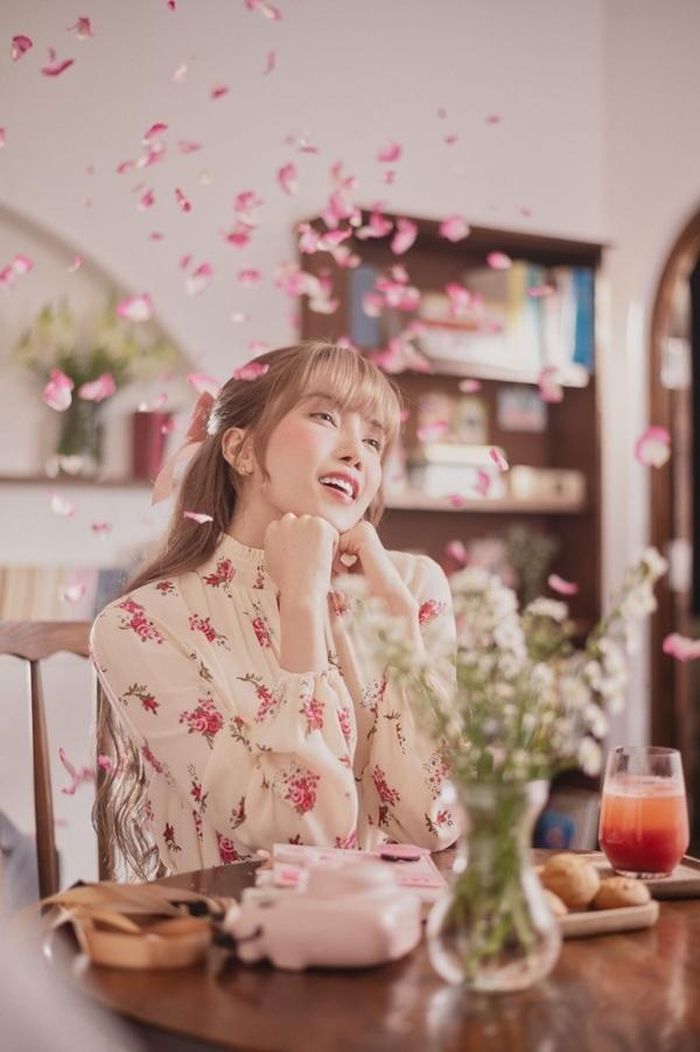 MV Love Rosie với sắc hồng tươi sáng từ tạo hình nhân vật đến bối cảnh và kịch bản.