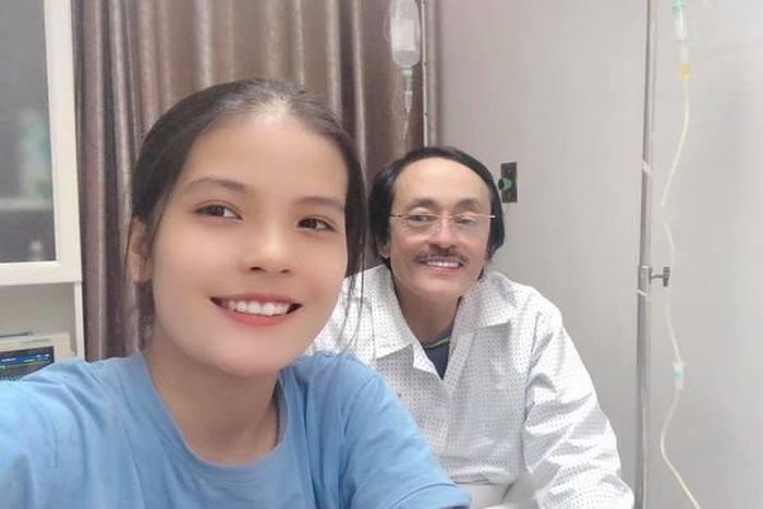 Ngọc Anh và ba trong viện.