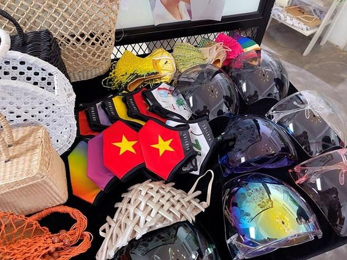 Bộ sưu tập khẩu trang và kính chống giọt bắn Khánh Vân mang theo. (Ảnh: CTV/Vietnam+)