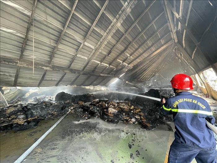 Chiến sĩ PCCC tiếp tục phun nước để ngăn ngừa ngọn lửa âm ỷ có thể bùng phát trở lại.