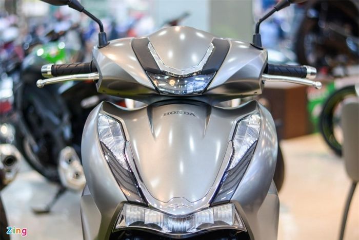 Nhìn từ phía trước, dễ dàng nhận thấy SH 350i có ngôn ngữ thiết kế tương tự SH 150i và 125i được ra mắt ở Việt Nam vào năm ngoái. So với SH 150i và 125i mới ở Việt Nam, các mảng chrome ốp phía trước được làm ít hơn, mang đến cho chiếc xe cảm giác hầm hố hơn "đàn em".