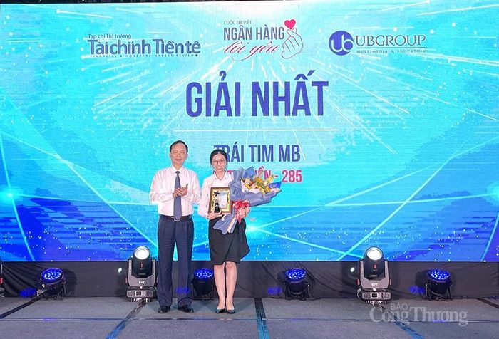 Ban tổ chức trao giải Nhất cho tác giả Lê Thị Hiền với tác phẩm “Trái tim MB”