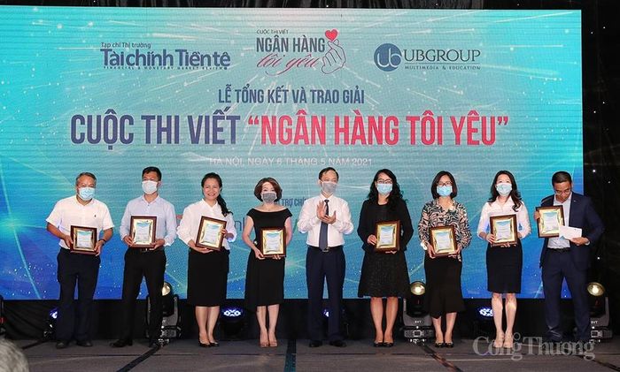 Ban tổ chức trao giải Tập thể cho 8 đơn vị có nhiều tác phẩm dự thi chất lượng