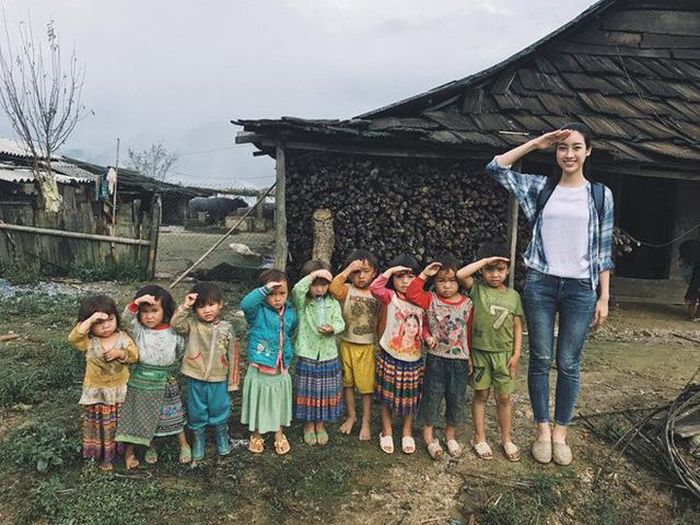 Năm 2017, Đỗ Mỹ Linh xuất sắc nhận Hoa hậu nhân ái của Miss World (Beauty With A Purpose) với dự án "Cõng điện lên bản".