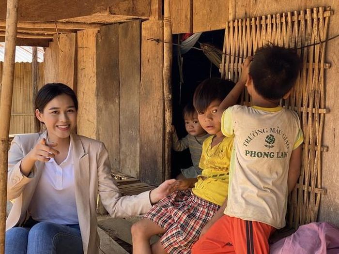 Cô nàng đã đến Nam Trà My, tỉnh Quảng Nam- địa phương chịu thiệt hại nặng nề nhất từ cơn lũ năm ngoái để tìm ra phương án thực hiện dự án nhân ái mang đến Miss World.