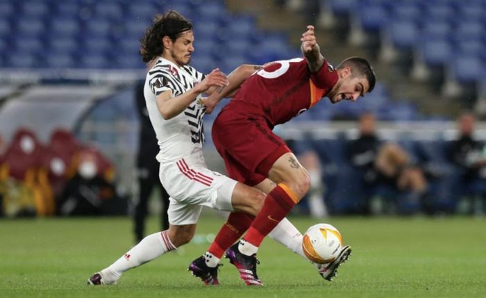  Cavani không ngần ngại đuổi theo đoạt lại bóng, dù đã có tuổi tác. Ảnh Getty Images. 