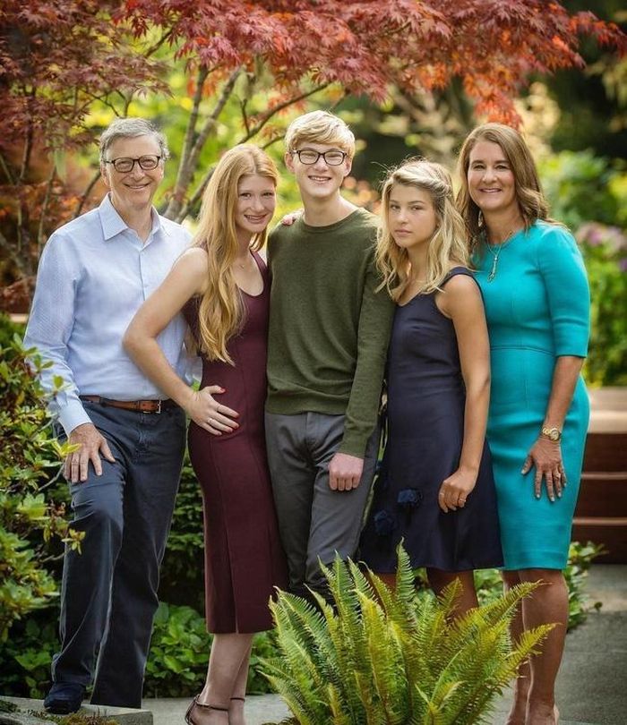  Vợ chồng tỷ phú Bill Gates cùng ba người con. Ảnh: CNN. 