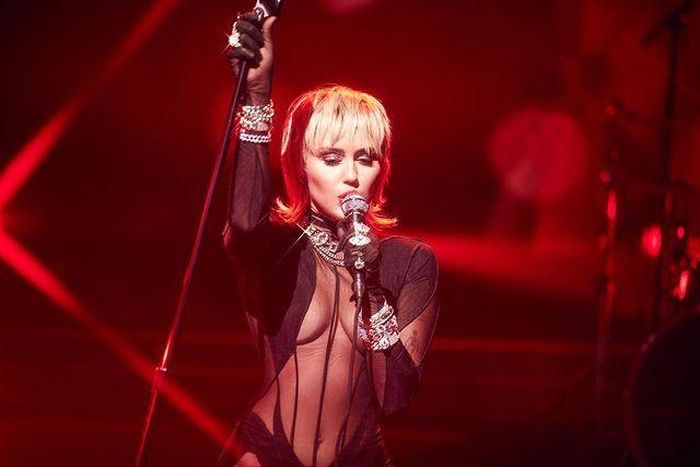 Cyrus khá ưa chuộng các thiết kế đến từ hãng Mugler. Nữ ca sĩ tỏa sáng với bộ catsuit xuyên thấu trên sân khấu iHeartRadio Music Festival 2020. Ảnh: Miley Cyrus.
