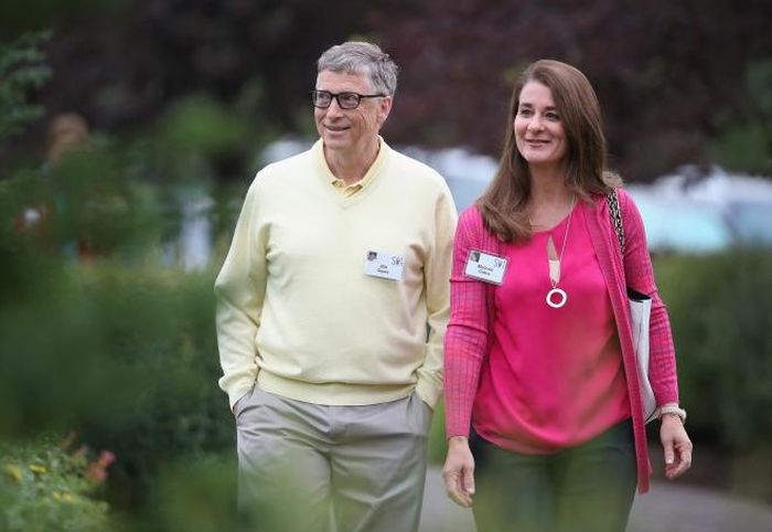 Tỷ phú Mỹ Bill Gates (trái), Chủ tịch kiêm nhà đồng sáng lập Tập đoàn công nghệ Microsoft cùng vợ là bà Melinda tại một sự kiện ở Sun Valley, Idaho ngày 11/7/2015. Ảnh: AFP/TTXVN