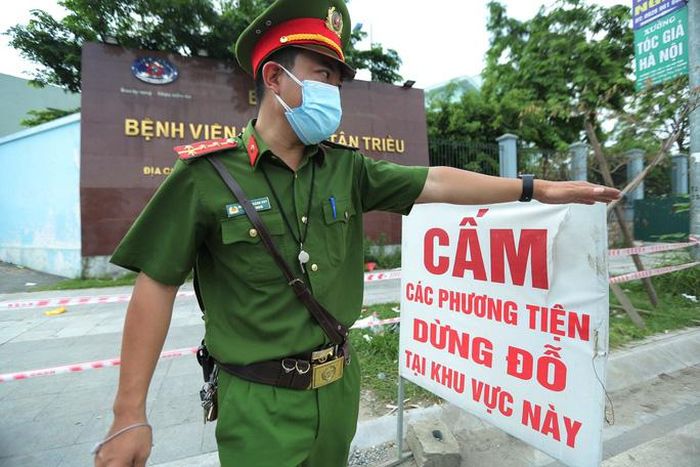 Lực lượng chức năng làm nhiệm vụ phong tỏa Bệnh viện K Tân Triều - Ảnh: Ngô Nhung