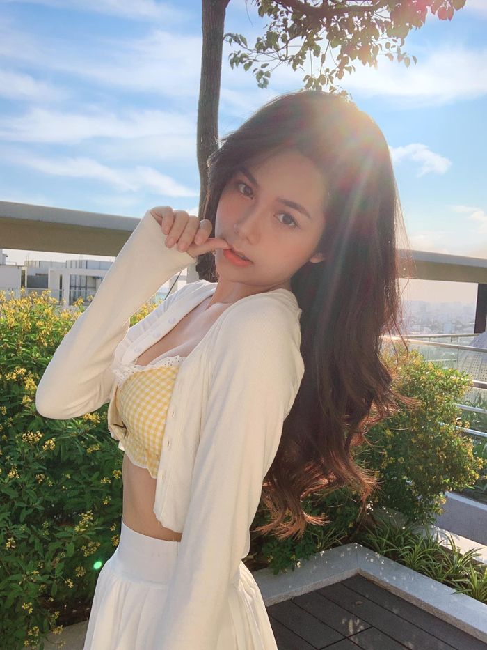 Xinh đẹp thôi chưa đủ, Thúy Hằng còn sở hữu nhan sắc cuốn hút cùng vòng eo con kiến siêu nhỏ. Cô có chiều cao 1m65, nặng 43kg, số đo 3 vòng là 77-60-88.
