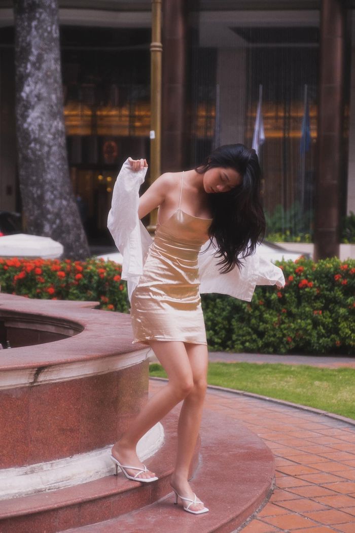 Nhờ lợi thế ngoại hình chuẩn đẹp nên gái xinh 2K thường xuyên trưng diện những trang phục bó sát, hoặc áo croptop để lộ vòng eo thon.
