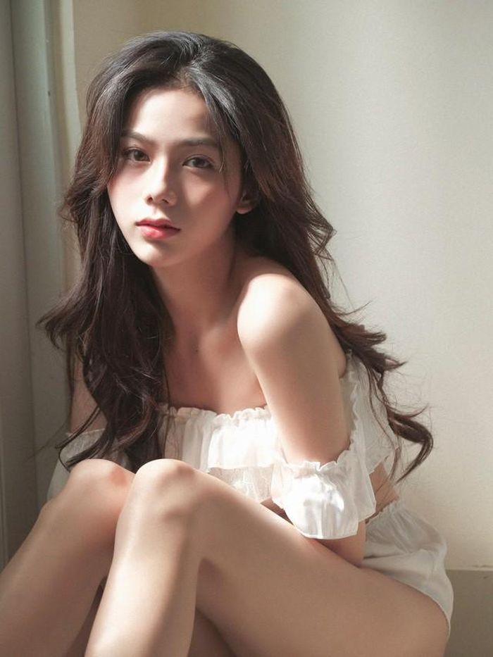 Đa số bình luận để lại đều khen ngợi nhan sắc xinh xắn cùng vòng eo con kiến “hút mắt” của cô gái này.