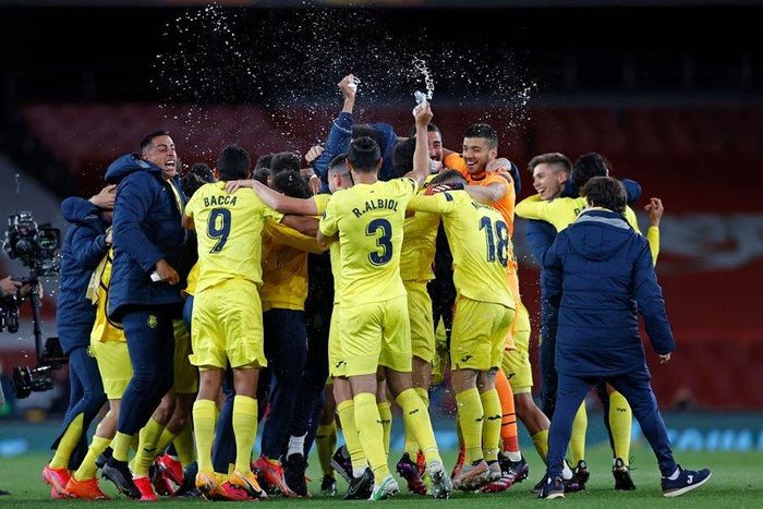 Niềm vui vỡ òa của các cầu thủ Villarreal sau khi vượt qua Arsenal để vào chung kết Europa League 2020-21