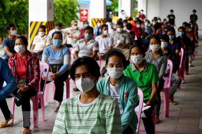Người dân chờ tiêm vaccine ngừa COVID-19 tại Phnom Penh, Campuchia. (Ảnh: AFP/TTXVN)