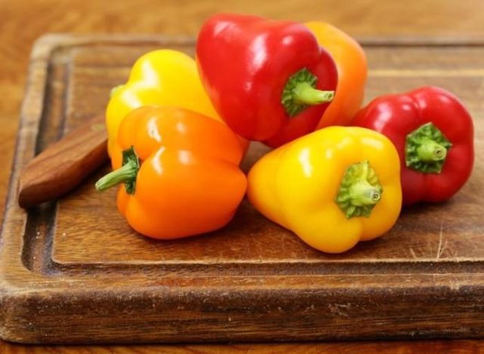 7. Quả ớt chuông: Nhờ hợp chất tăng cường trao đổi chất, dihydrocapsiate và hàm lượng vitamin C cao, ớt chuông xanh và đỏ có thể giúp bạn giảm cân. Hàm lượng vitamin C của thực phẩm này giúp chống lại các hormone gây căng thẳng kích thích sự tích trữ chất béo quanh vùng bụng.