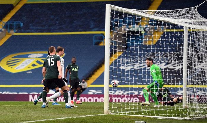 Cuối hiệp 1, Bamford đệm cận thành nâng tỷ số lên 2-1