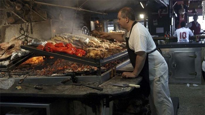 Thủ đô Montevideo của Uruguay là thành phố mà bạn có thể đi bộ được, nổi bật với những khu dân cư vô cùng ấn tượng như Ciudad Vieja, Barrio Sur hay khu chợ náo nhiệt Mercado del Puerto.