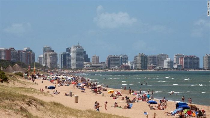 Các du khách rất thích những tia nắng mặt trời trên bãi biển La Mansa của Punta del Este, nhiệt độ ở đây cao khoảng 40 độ vào tháng Mười hai tới tháng Hai, trong khi từ tháng Bảy tới tháng Chín là thời tiết lạnh.
