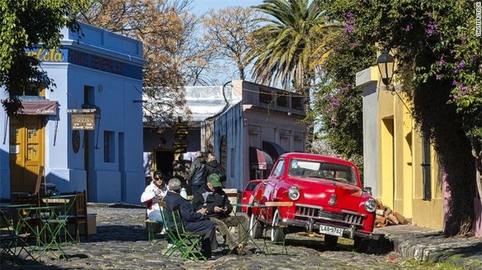 Colonia del Sacramento là nơi đầu tiên ở Uruguay được UNESCO công nhận là di sản thế giới. Nó được thành lập vào năm 1680 bởi những người Bồ Đào Nha trên Rio de la Plata.