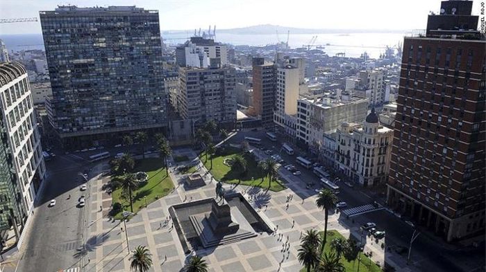Là nơi sinh sống của một nửa dân số quốc gia nhưng nhịp sống ở thủ đô của Uruguay Montevideo vẫn bình tĩnh đến lạ kì. Nơi đây vẫn còn những kiến trúc từ thời thuộc địa nằm sát cạnh những tòa nhà hiện đại thấp tầng và cách đó 15 dặm là bãi biển Rambla.