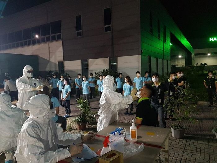 Các cán bộ y tế làm việc quên cực nhọc để hoàn thành nhiệm vụ