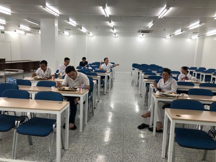 Bữa cơm tối ăn vội rồi lại tiếp tục lấy mẫu