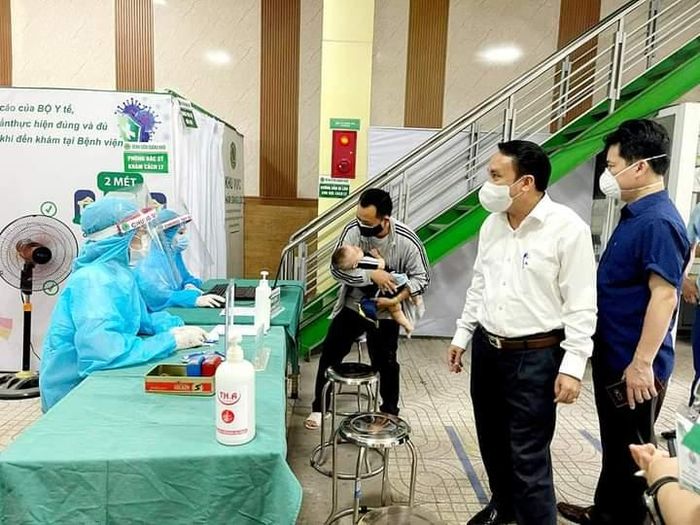 Đội xét nghiệm của Bệnh viện Đa khoa Quang Khởi, “chia lửa” hỗ trợ đơn vị y tế Hoàng Mai.