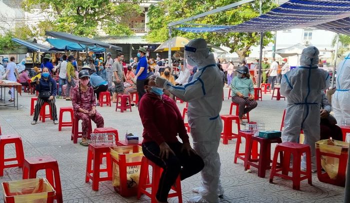 Nhân viên Y tế tại Đà Nẵng lấy mẫu xét nghiệm cho tiểu thương tại chợ