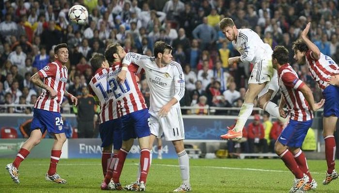 5. Real Madrid vs Atletico Madrid (2013/2014). Ngay 1 năm sau đó, Champions League lại được chứng kiến trận chung kết toàn Tây Ban Nha. Atletico dẫn 1-0 cho đến phút 90+3 và bị Ramos gỡ hòa. Trong hiệp phụ, Atletico tan nát khi bị Real chọc thủng lưới thêm 3 lần (Gareth Bale, Marcelo và Cristiano Ronaldo) và thua 1-4.