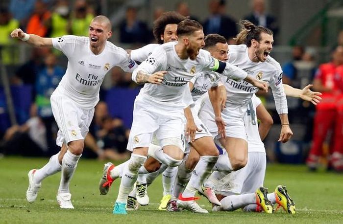 6. Real Madrid vs Atletico Madrid (2015/2016). Cơ hội để Atletico trả thù đến sau 2 năm, khi 2 CLB này lại vào chung kết. Tuy nhiên, người chiến thắng một lần nữa lại là Kền kền trắng. Vẫn hòa 1-1 trong thời gian thi đấu chính thức, Real đã vô địch nhờ thắng 5-3 trên chấm luân lưu 11m. Đó cũng là chức vô địch cúp C1/Champions League thứ 11 trong lịch sử đội bóng Hoàng gia.