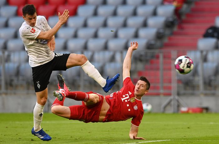  Lewandowski trở lại sau chấn thương, và tiếp tục sắm vai hung thần với các hàng phòng ngự tại giải quốc nội. Tiền đạo người Ba Lan tỏa sáng với 3 bàn thắng ở phút thứ 2, 34 và 66. Lewy đã có 39 bàn tại Bundesliga mùa này. Anh chỉ còn kém kỷ lục ở mùa 1971/72 của huyền thoại Gerd Muller đúng 1 bàn.