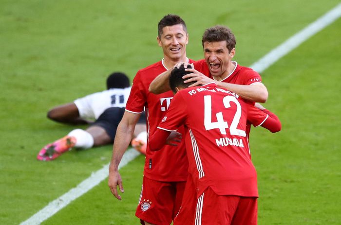 Với tâm lý thoải mái, Bayern đã giành chiến thắng 6-0 trên sân nhà để ăn mừng chức vô địch. 4 trong số 6 bàn thắng của chủ nhà được ghi trong hiệp một.
