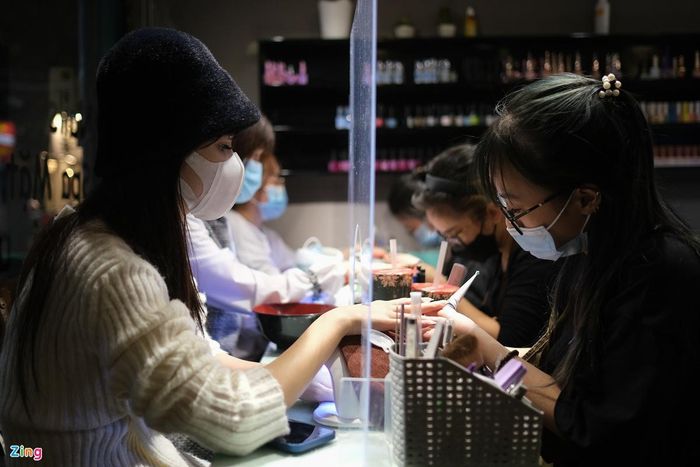  Để phòng dịch, các nữ khách hàng ghé đến tiệm nail, spa vào thời điểm này đeo khẩu trang trong suốt quá trình làm. Ảnh: Phạm Thắng. 