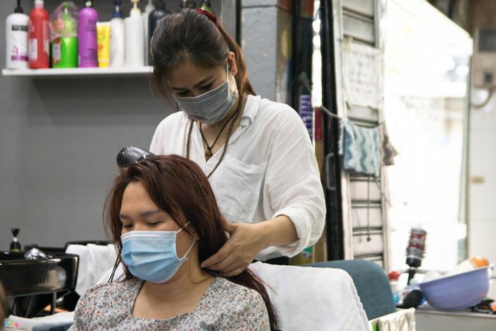  Nhiều chị em chấp nhận đặt an toàn lên trên hết, quyết định khi nào dịch lắng xuống mới đi làm đẹp trở lại. Ảnh: Đào Phương. 
