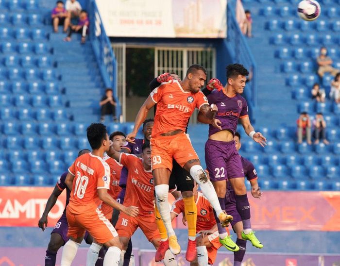 Trung phong Nguyễn Tiến Linh đang có cùng 6 bàn thắng như Công Phượng ở V-League 2021. Ảnh: VPF