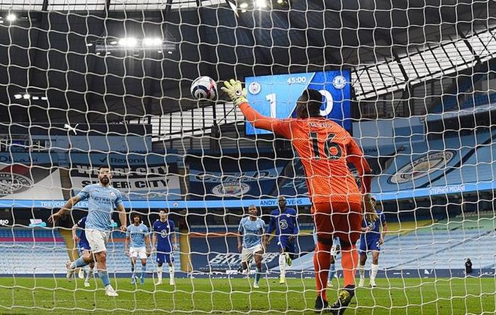 Mendy cản phá thành công quả phạt đền của Aguero cuối hiệp 1