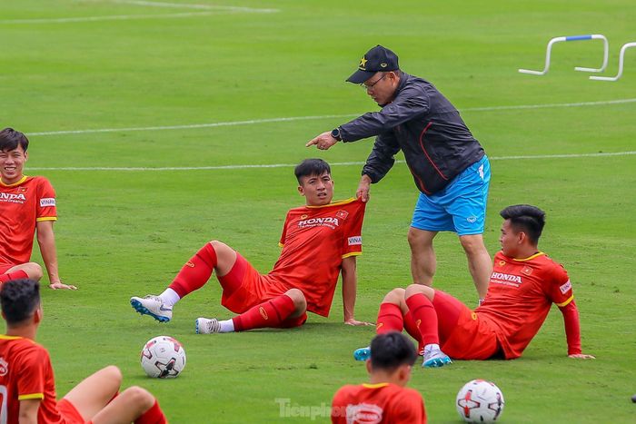Ông thầy người Hàn Quốc lôi áo trung vệ Bùi Tiến Dũng.