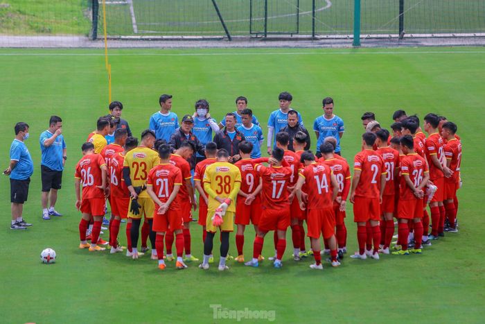 Buổi tập thứ 2 trong đợt tập trung chuẩn bị cho vòng loại World Cup 2022 khu vực châu Á, ĐT Việt Nam "luyện công" dưới thời tiết nắng nóng với nhiệt độ khoảng 33 độ C