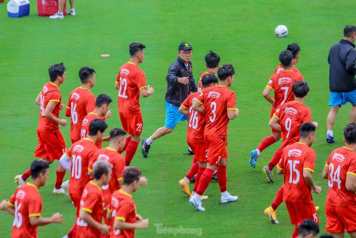 Trong buổi tập thứ 2, HLV Park Hang Seo khá chăm chút cho các học trò.