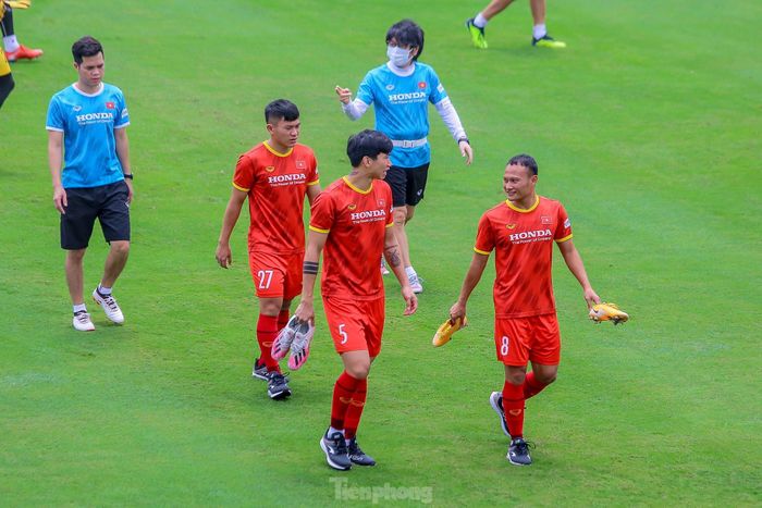 Các cầu thủ Văn Hậu, Trọng Hoàng, Lê Văn Xuân chưa thể tập luyện cùng đồng đội, tiếp tục với những bài tập riêng tại phòng gym.