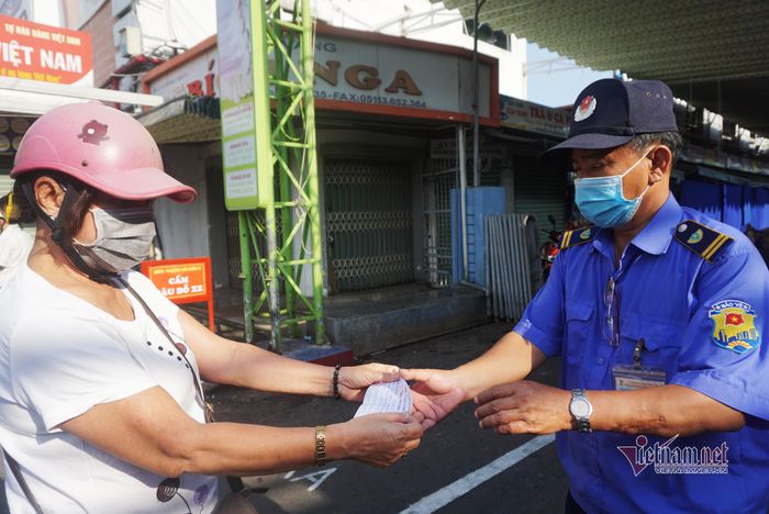 Ngày đầu Đà Nẵng triển khai đi chợ bằng phiếu