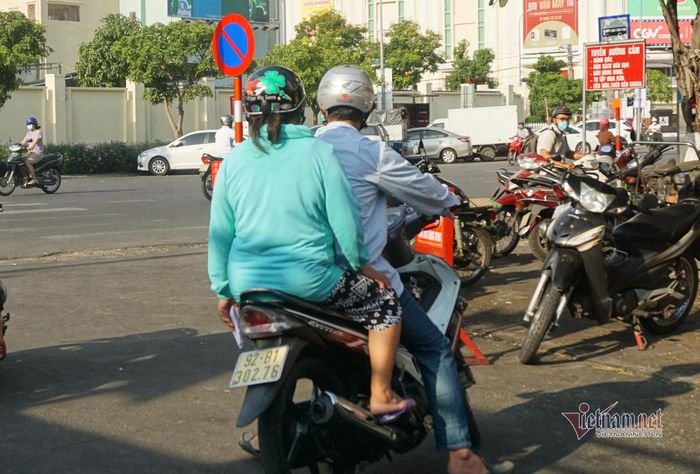 Sáng nay, một số người dân đem nhầm thẻ được bảo vệ chợ yêu cầu quay về nhà lấy