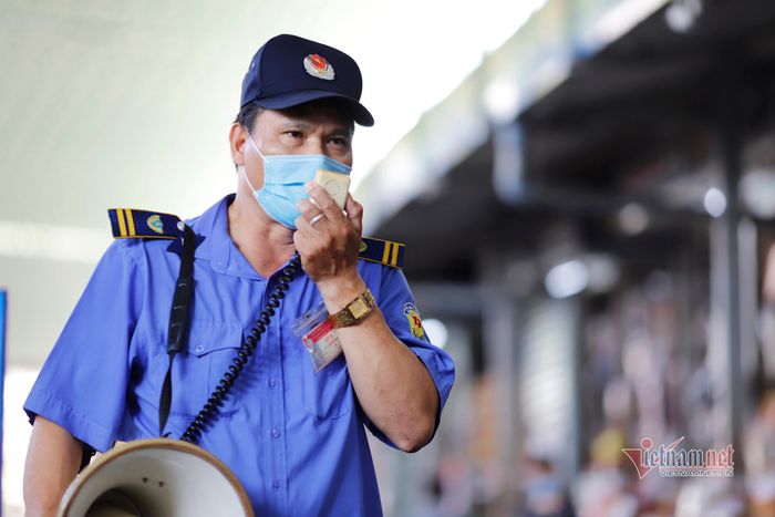 Tại các chợ, bảo vệ liên tục phát loa thông báo cho người dân đến chợ phải mang theo phiếu, chấp hành các biện pháp phòng dịch