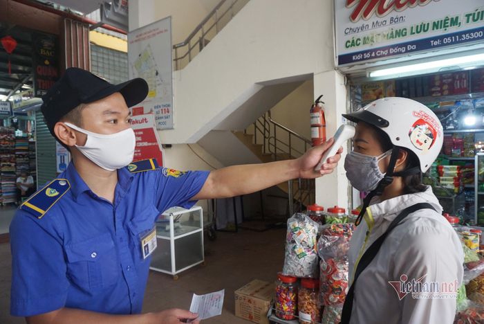 Theo ghi nhận sáng nay, tại các chợ Cồn, Đống Đa, Hòa Khánh... người dân vào chợ được yêu cầu giữ khoảng cách, cung cấp phiếu cho bảo vệ