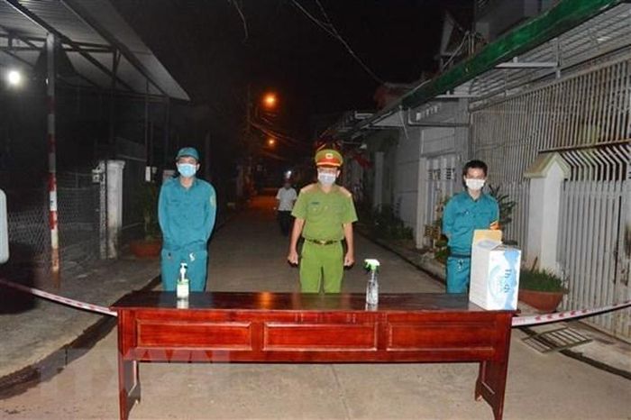 Lực lượng chức năng phong tỏa một nơi có người nhiễm COVID-19. (Ảnh minh họa. Tuấn Anh/TTXVN)