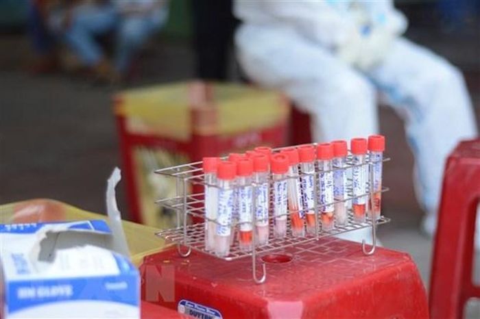 Lấy mẫu xét nghiệm virus SARS-CoV-2 cho các trường hợp F1. Ảnh minh họa. (Ảnh: Văn Dũng/TTXVN)