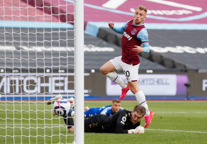Tỷ lệ cầm bóng của West Ham còn vượt trội hơn so với hiệp một (71%). Everton không thể lên bóng, và chỉ biết gồng mình chống đỡ sức ép từ chủ nhà. Khoảng trống đã xuất hiện, nhưng các chân sút của West Ham vẫn không thể tận dụng. Phút 61, Jarrod Bowen có cơ hội trước khung thành trống. Anh khiến đồng đội thất vọng với một pha đệm bóng hụt.