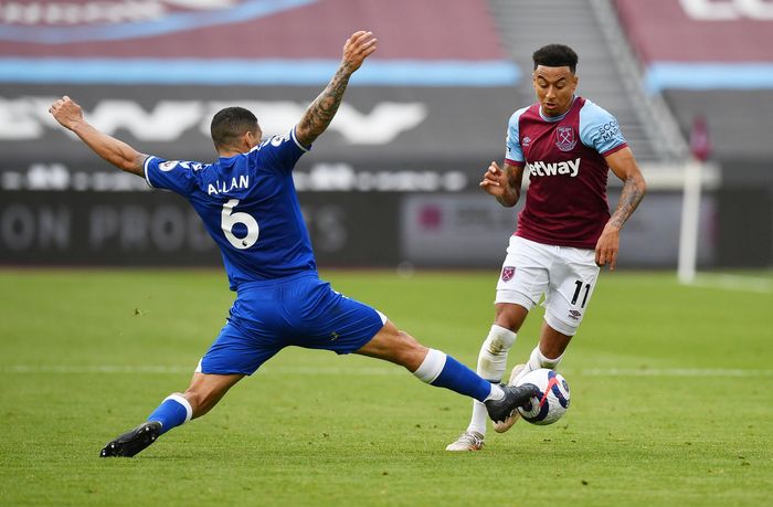 Sau khi có bàn mở tỷ số, Everton lùi đội hình chơi phòng ngự phản công. Trước hàng thủ dày đặc của đội khách, West Ham vẫn tìm được cơ hội từ những đường treo bóng, căng ngang bên cánh phải. 2 cơ hội ngon ăn được trao cho Pablo Fornals, nhưng số 18 lại bỏ lỡ đáng tiếc. Lingard chơi đầy cố gắng trong hiệp một. Anh có 1 cú sút, 1 lần tạo cơ hội.
