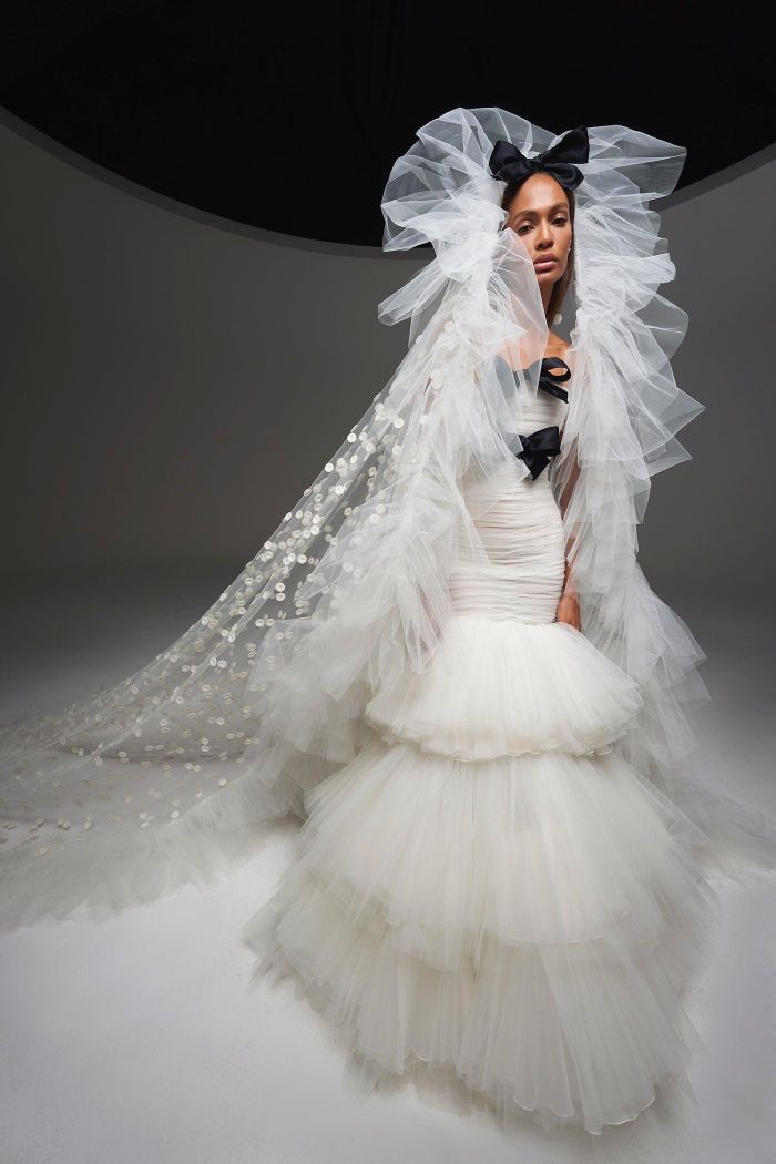 Đó không phải lần đầu tiên Tống Thiến bị chê khi mặc Haute Couture. Cô từng mất điểm khi xuất hiện sến súa trên thảm đỏ đêm hội Bazaar. Tại sự kiện này, cô lựa chọn thiết kế thuộc bộ sưu tập Thu 2020 của nhà mốt Giambattista Valli. Ảnh: Sina, Giambattista Valli. 